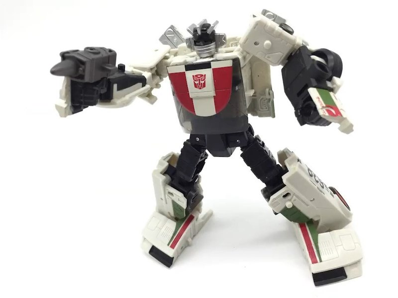 Transformers Earthrise Deluxe Wheeljack Video Review With Images 07 (7 of 24)